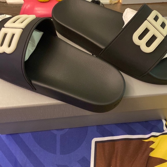 I’m selling a pair of black balenciaga slides. - Picture 3 of 8